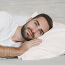 Mann ruht auf einem weißen Seidenkissenbezug für Komfort und Eleganz