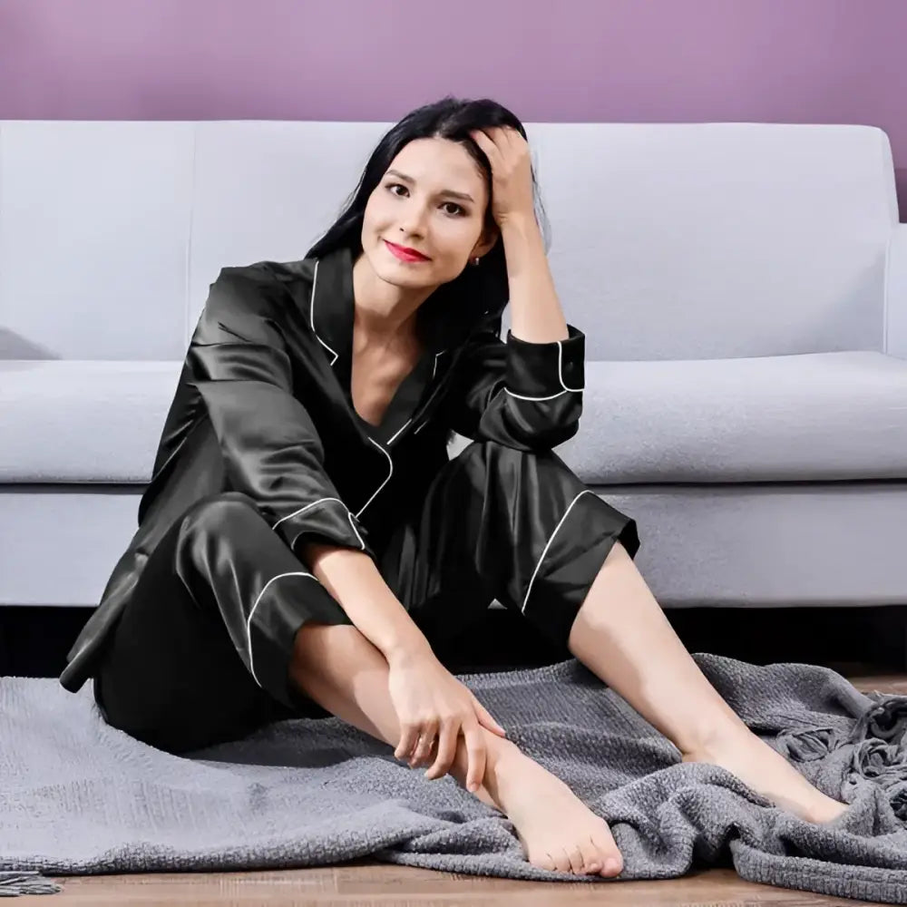 Schwarzes Seidenpyjama-Set mit weißen Paspeln, Damenlange Hosen und Hemd