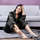 Schwarzes Seidenpyjama-Set mit weißen Paspeln, Damenlange Hosen und Hemd