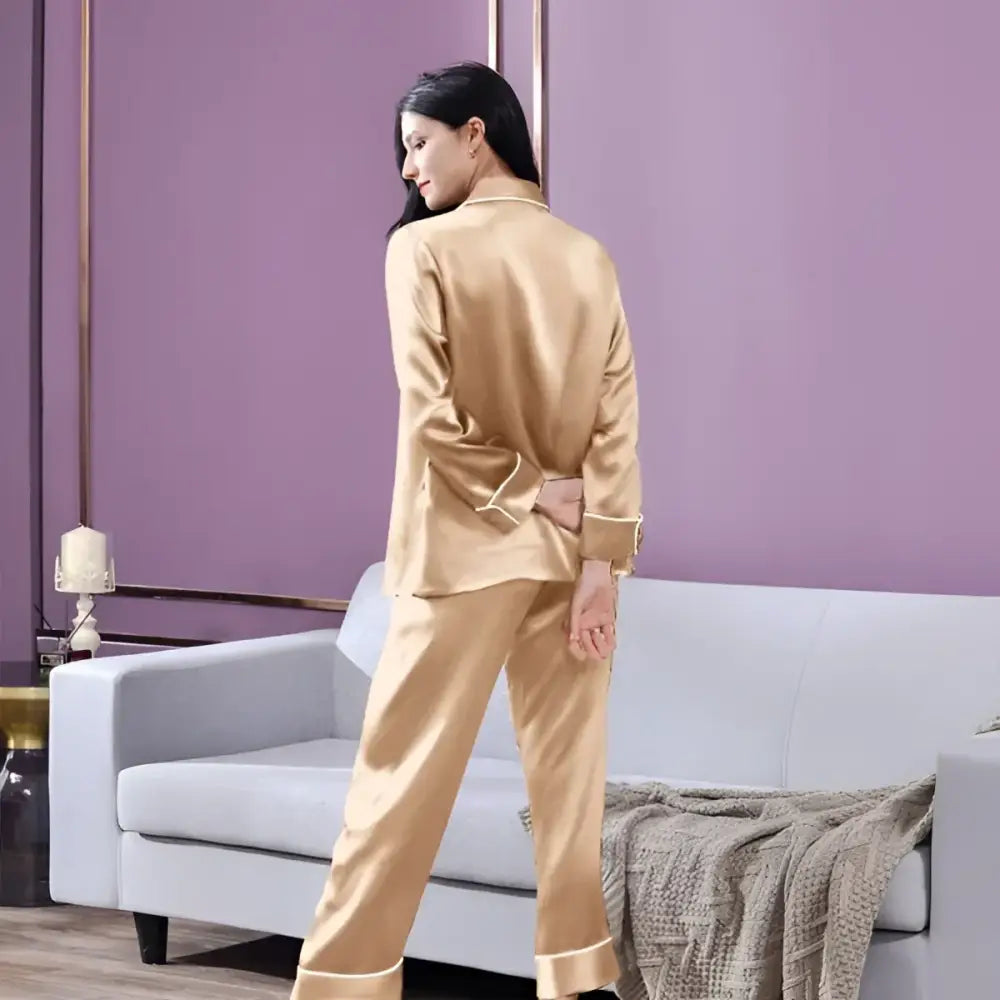Seidenpyjama für Damen aus reiner Schweizer Seide in beige mit seidigem Goldglanz