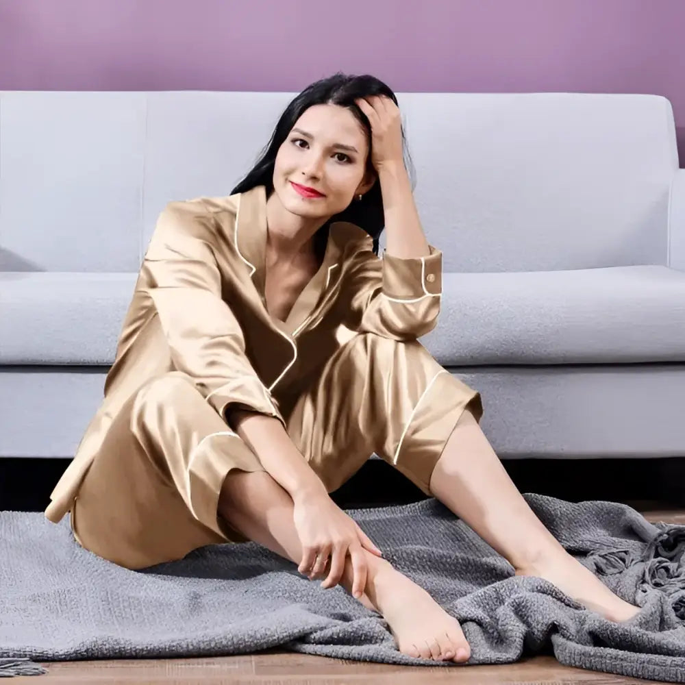 Frau in goldfarbenem Seidensatin-Pyjama, zweiteilig, Beige, Schweizer Lager