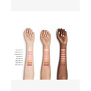 Kosmetik-Swatches auf drei Armen mit verschiedenen Hauttönen für Shiseido InnerGlow CheekPowder