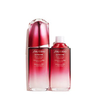 Zwei rote und weiße Shiseido Ultimune Flaschen im Shiseido Ultimune Power Infusing Concentrate Set
