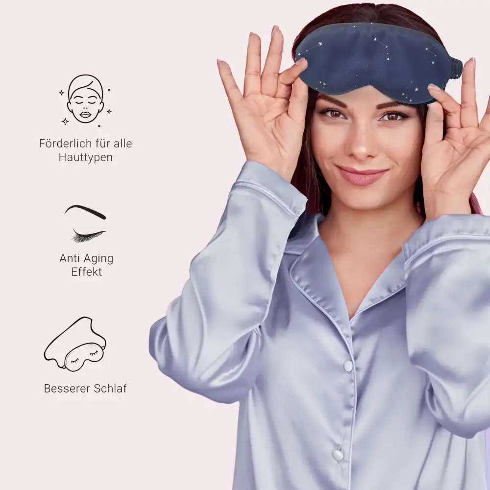 Frau hält eine Sternenmuster-Schlafmaske aus Seide vom Starry Night Schlaf-Seidenmaske Produkt