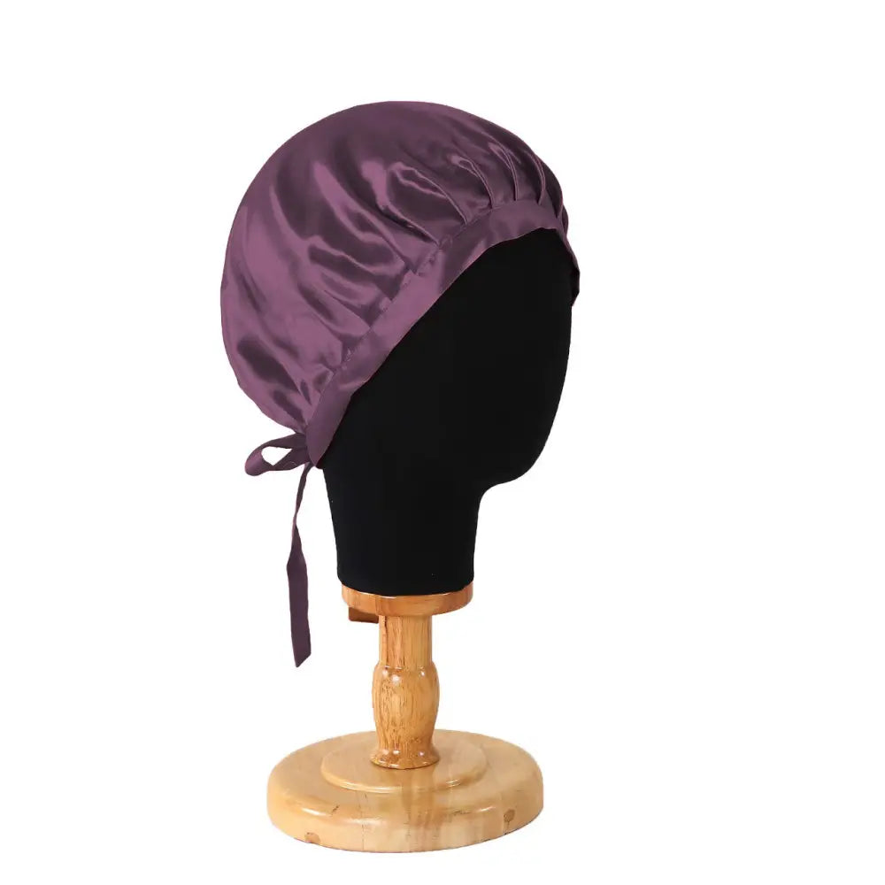 Violette Seidenhaube mit Bändern auf Modekopf aus Satin in Lila