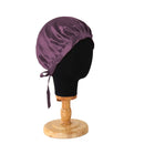 Violette Seidenhaube mit Bändern auf Modekopf aus Satin in Lila