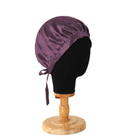 Violette Seidenhaube mit Bändern auf Modekopf aus Satin in Lila